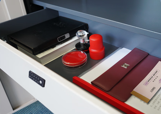 国保保密柜内有一字型抽屉，为物件收纳提供灵活的存储方案